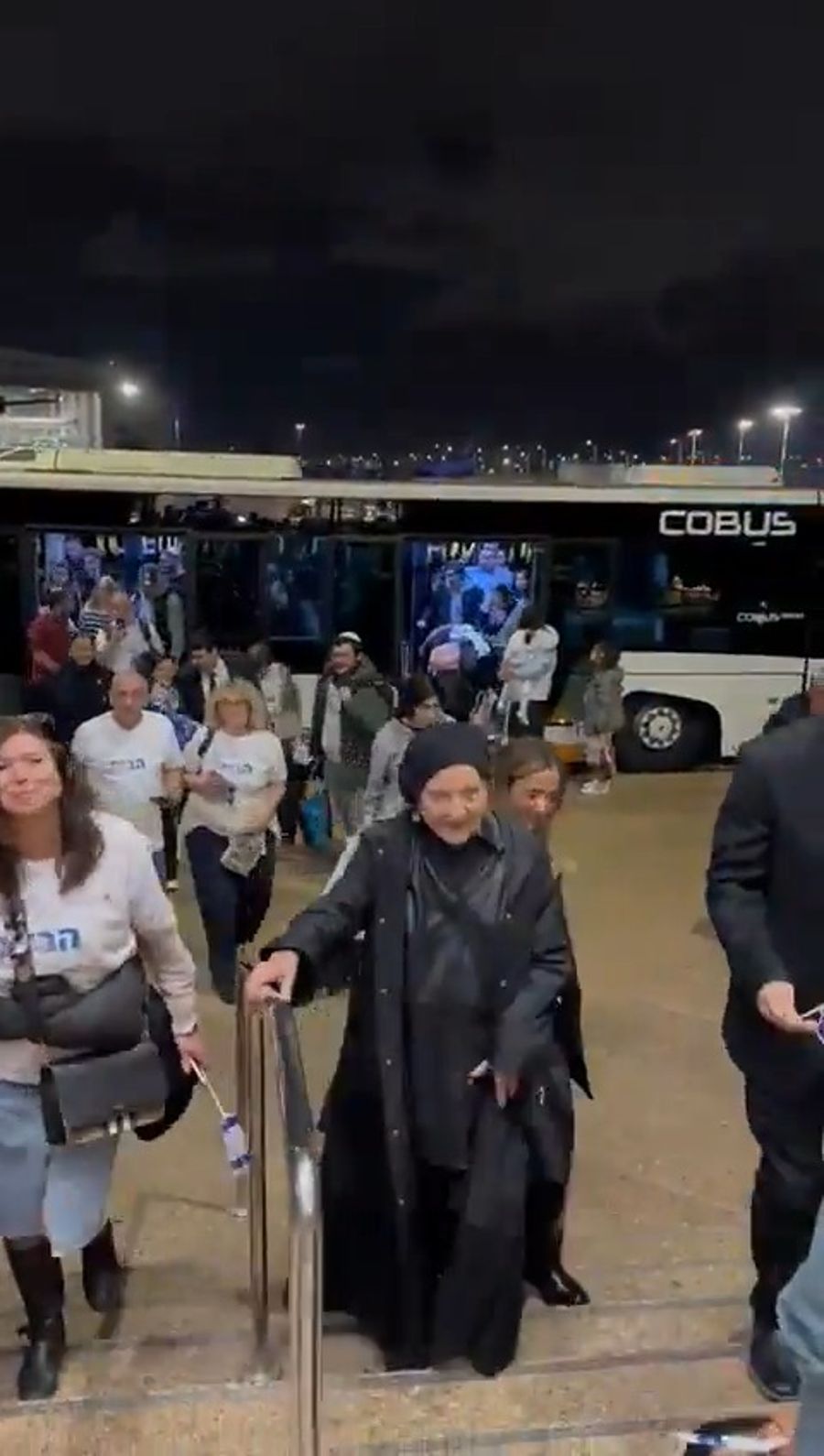Brand new French Olim are greeted at the airport