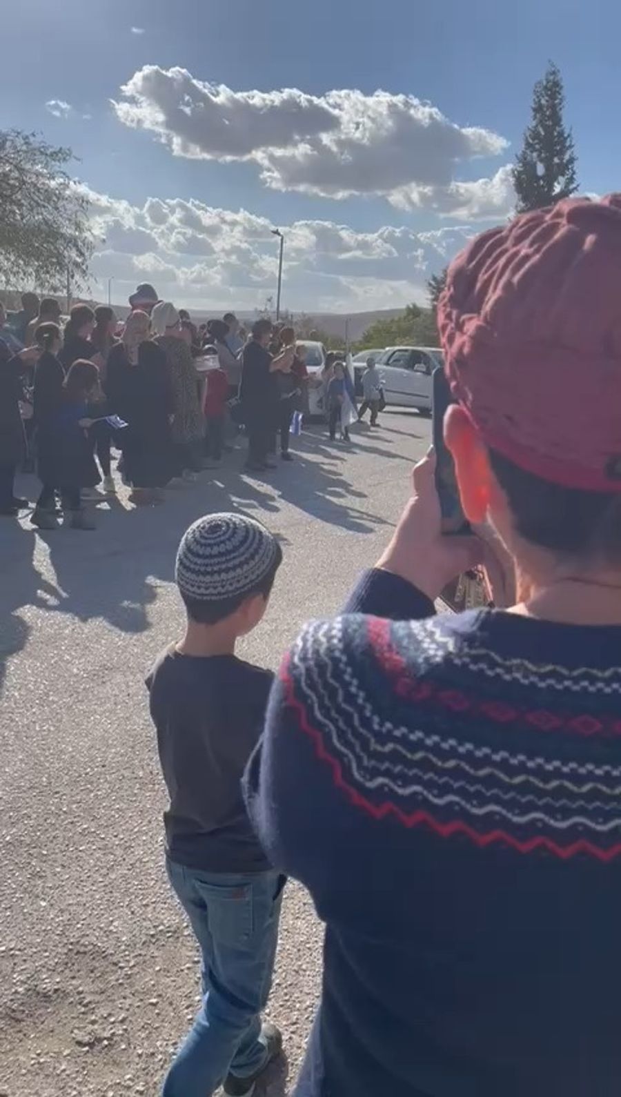 Community members welcoming Evyatar Leizerovich home