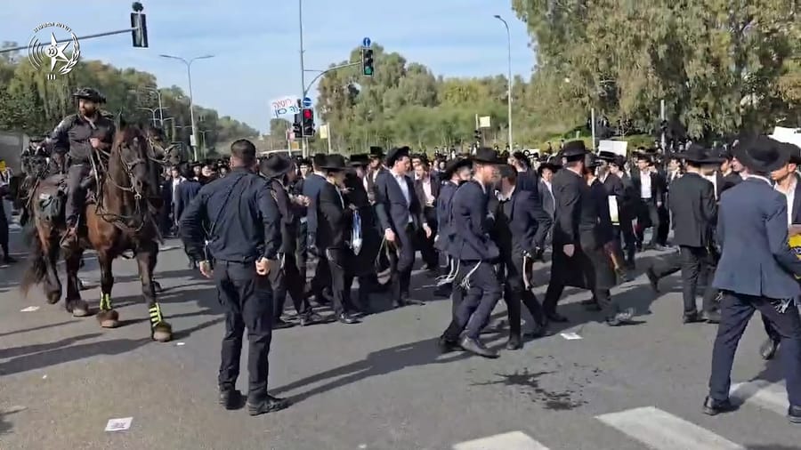 Anti-draft protestors clashing with police.