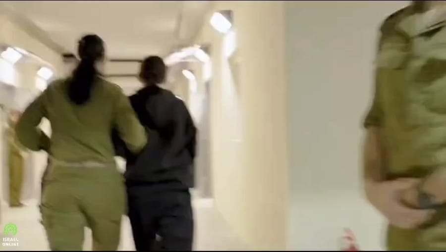 Romi Gonen reunited with her mother