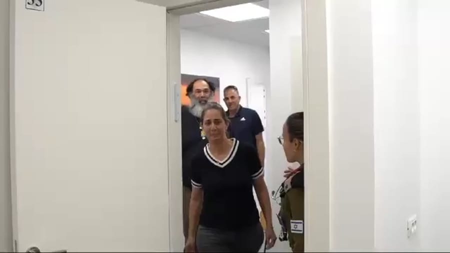 Gadi Mozes children see him for the first time