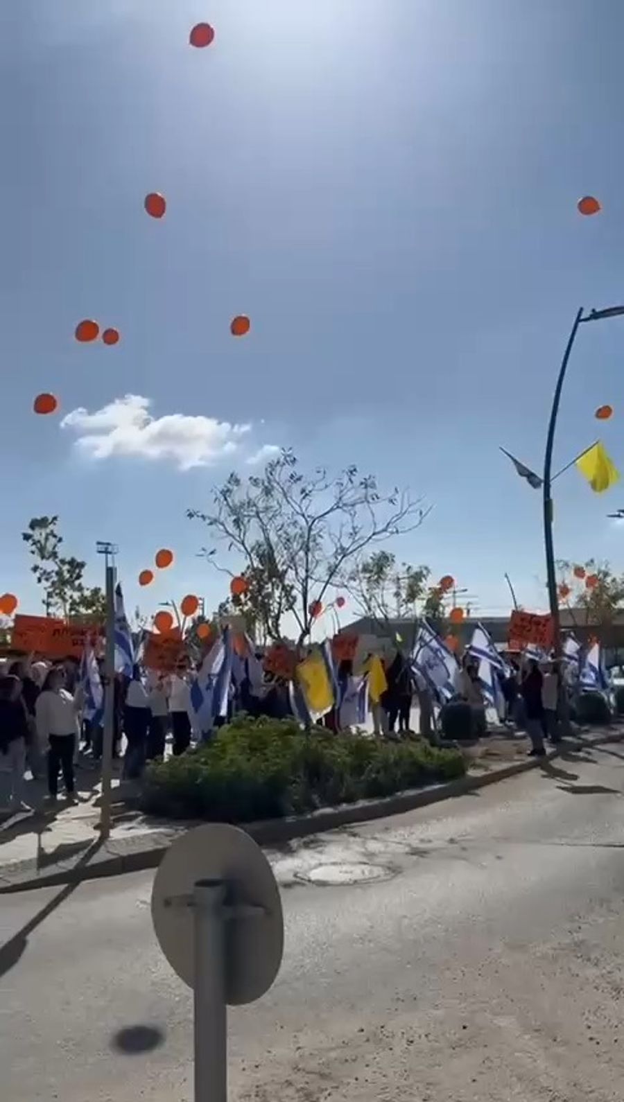 Kiryat Gat schoolchildren release orange balloons in memory of the fallen Bibas family