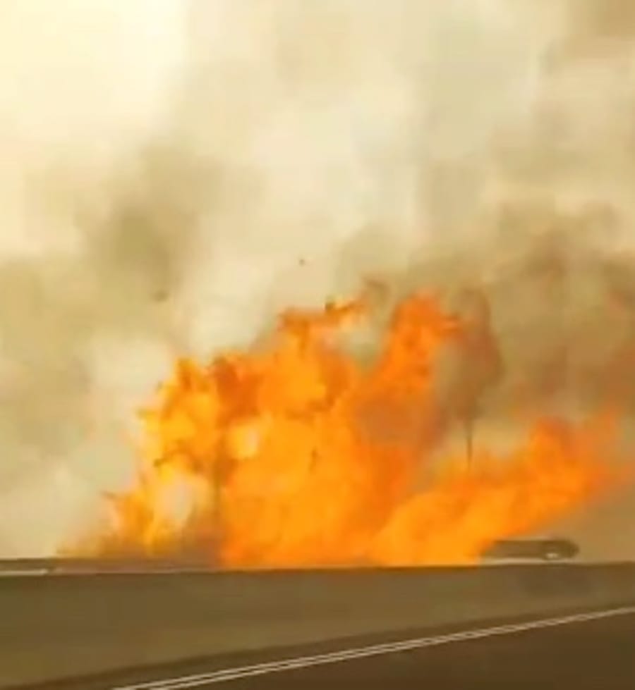 Drivers drive through flames on Route 1 to escape wildfires