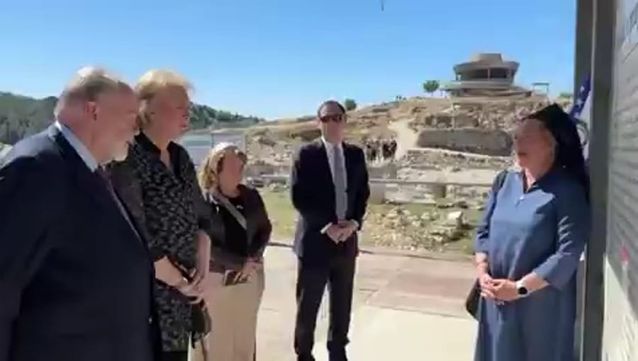 Mike Huckabee praying at ancient Shiloh