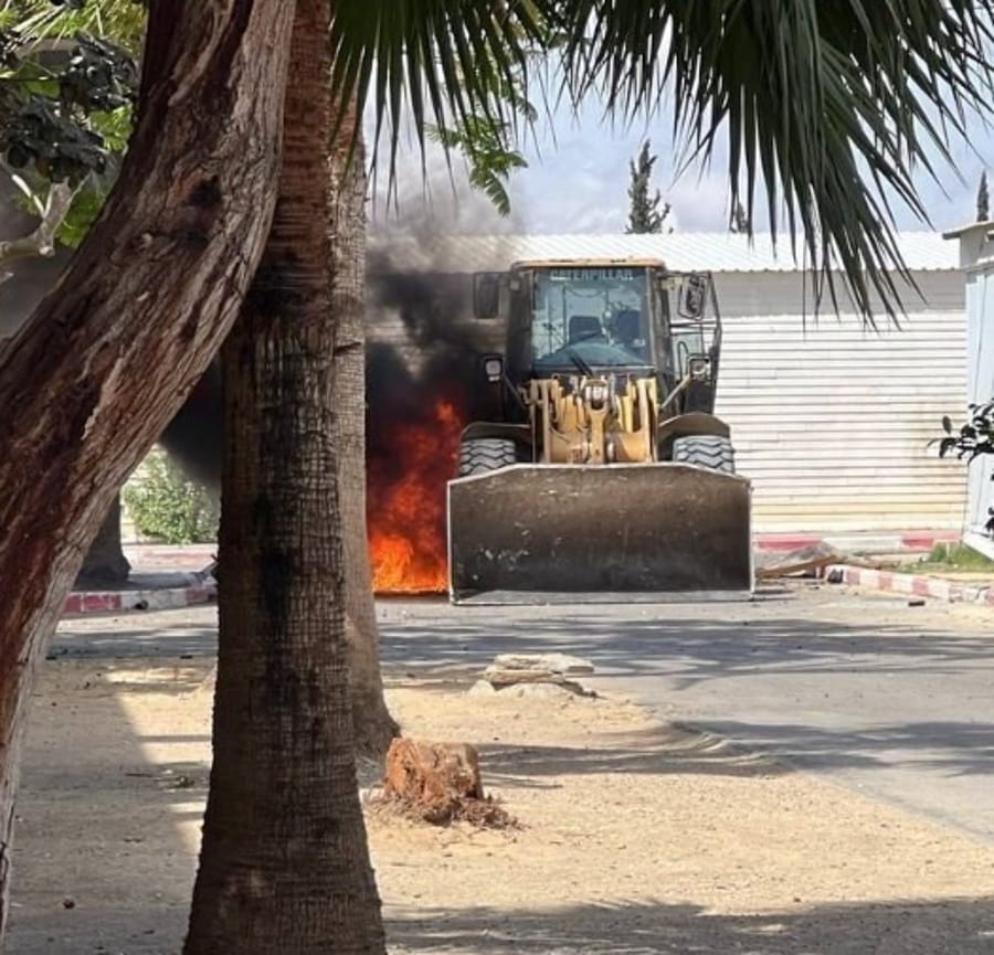 IDF strikes bulldozer Near Khan Younis Hospital, blocks access after Sinwar attack