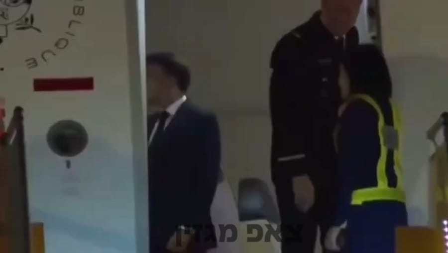 Emmaneul macron getting punched by his wife