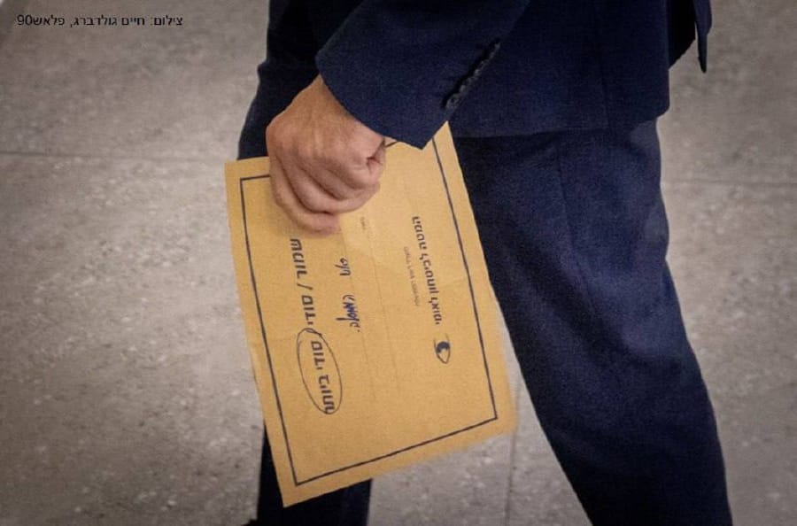 Netanyahu receives three urgent envelopes during his trial