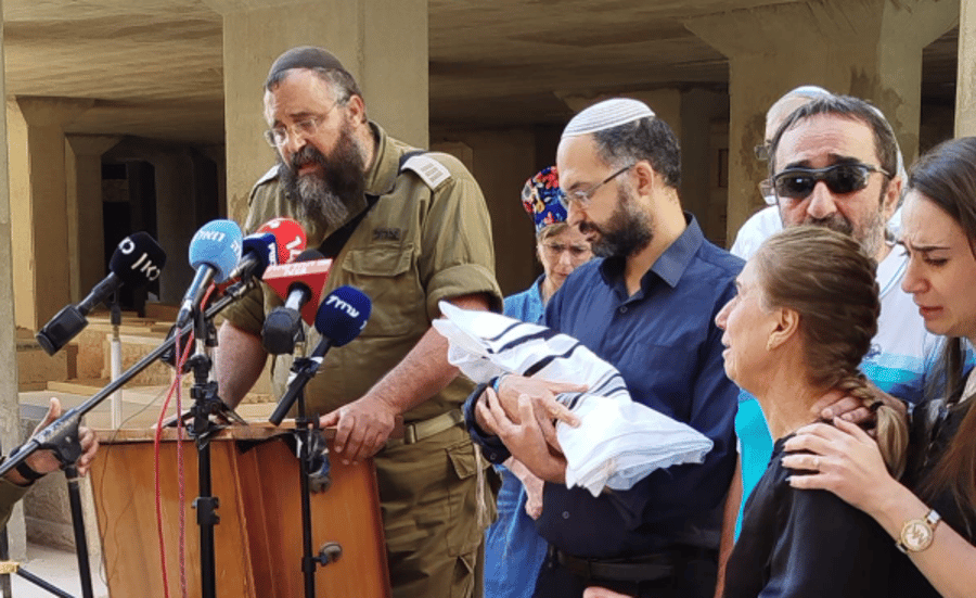 Ravid Chaim Gez is being laid to rest at Har Hamenuchot