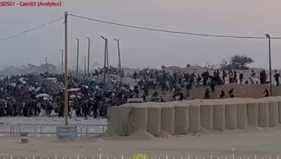 Gazans collecting aid peacefully at site.