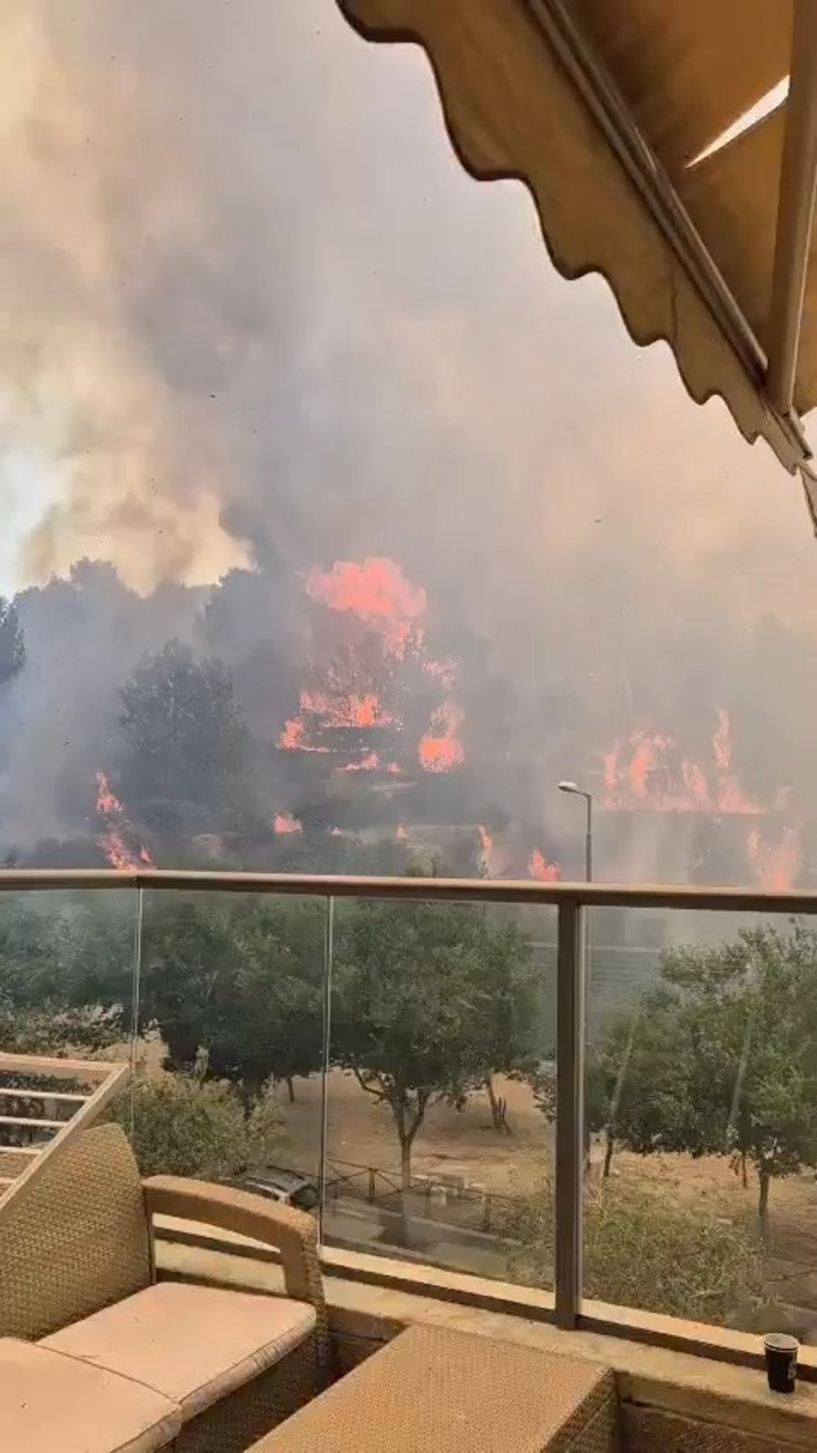 Fire rages outside Jerusalem