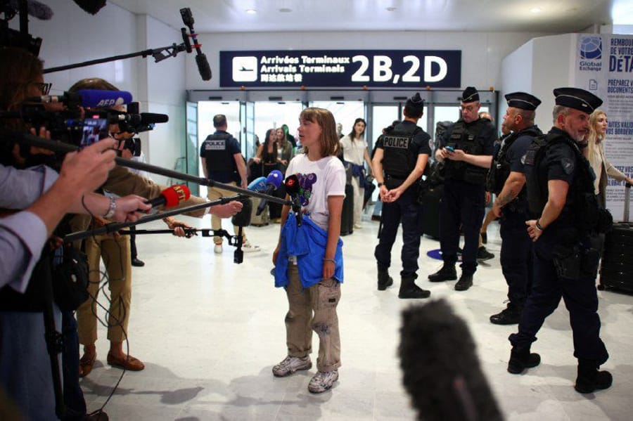 Greta Thunberg upon landing in Paris: “We were kidnapped in international waters"