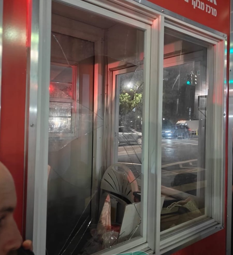 Window smashed at Chabad's 770