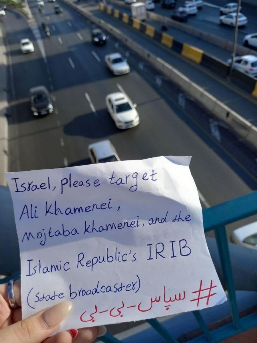 Photo: Iranians Publicly Urge Strikes On Khamenei And Regime Leaders