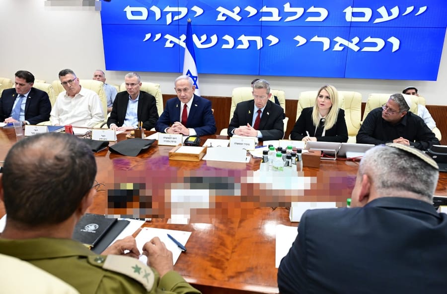 Prime Minister Netanyahu has begun a planned government meeting