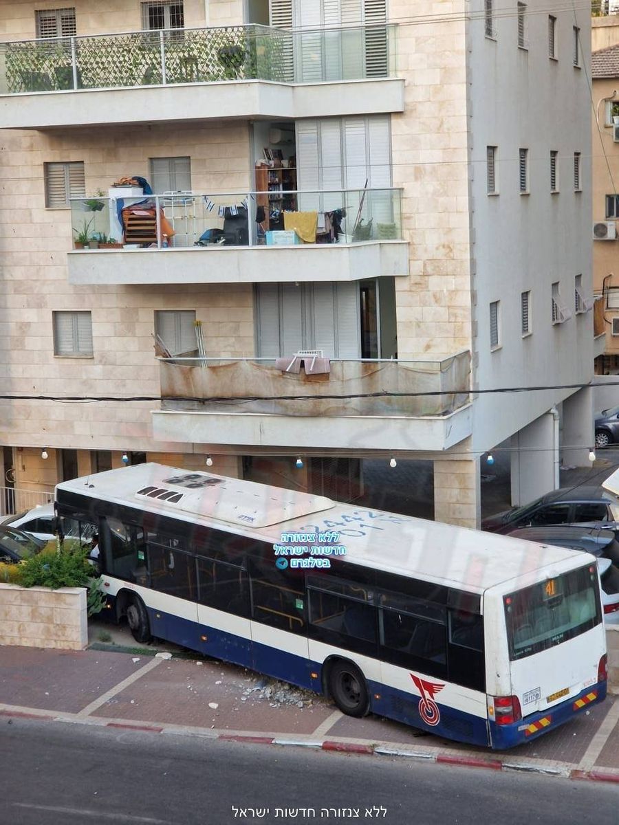 Bus Crashes Into Building in Petah Tikva Amid Incoming Missile Sirens