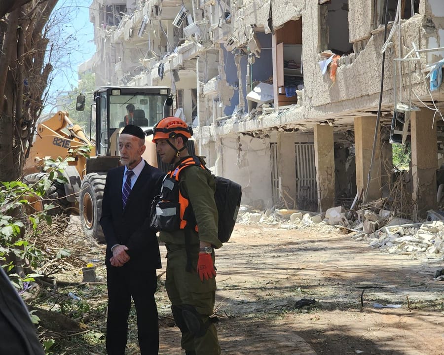 Lt. Col. Uri Maklev Visits Tel Aviv Impact Site