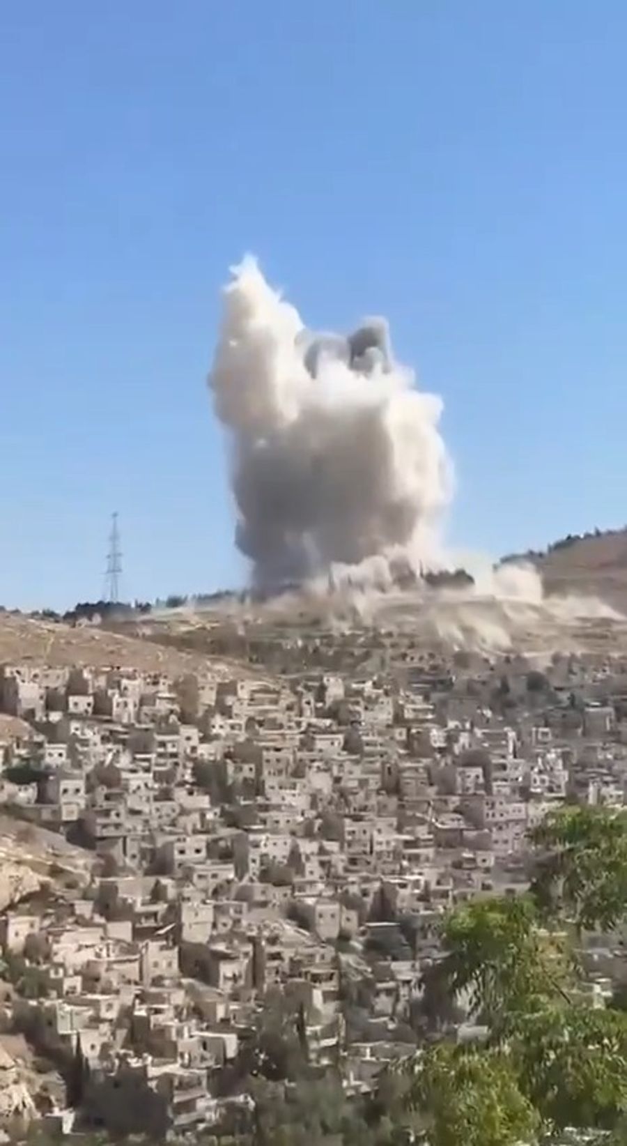 Israeli Airstrikes Hit Near Presidential Palace in Damascus