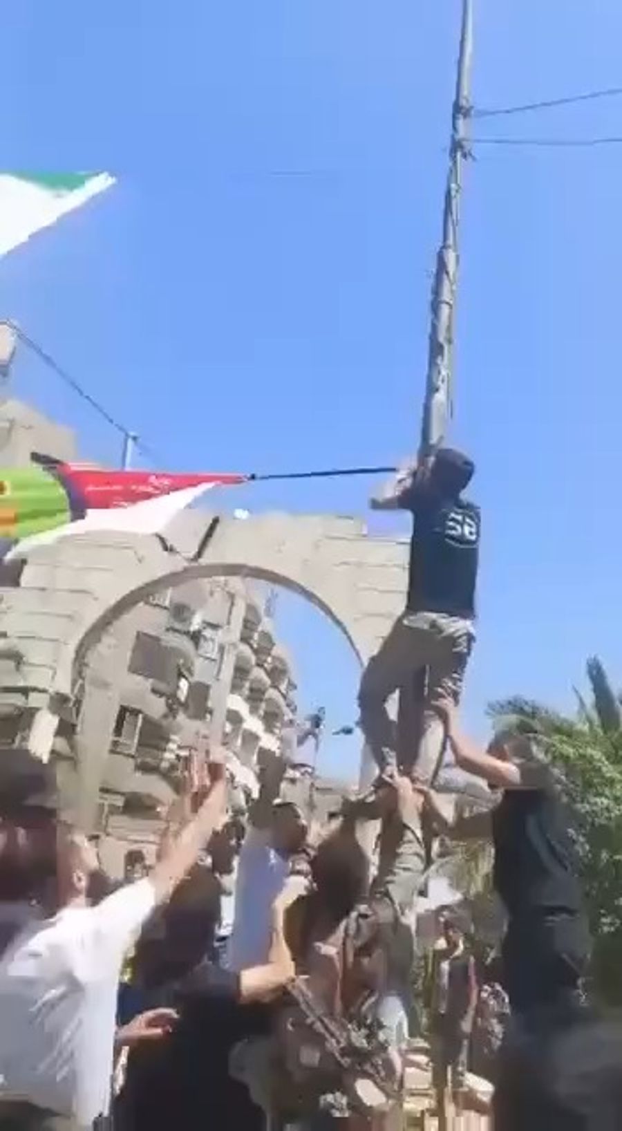 armed Druze tearing down Syrian regime flags