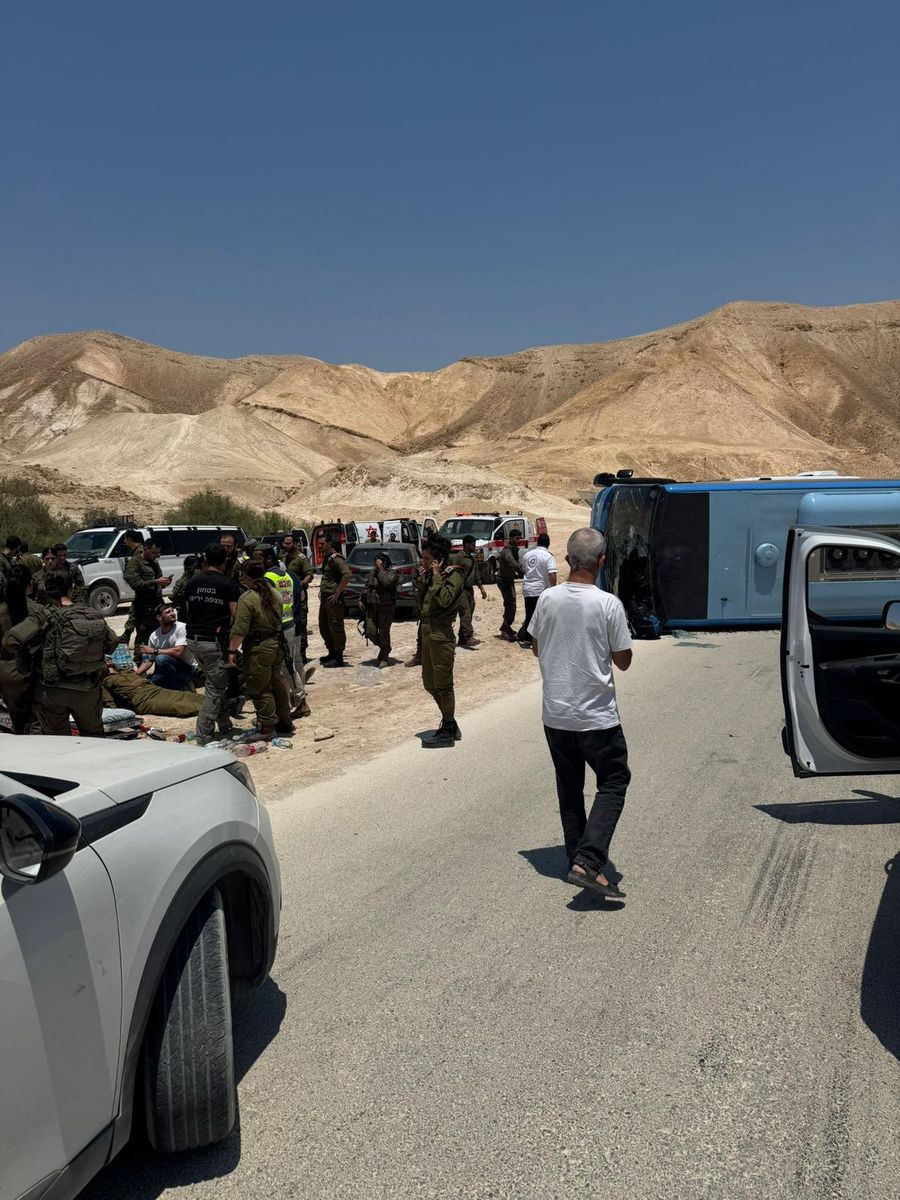 10 injured after bus overturns near Maaleh Adumim