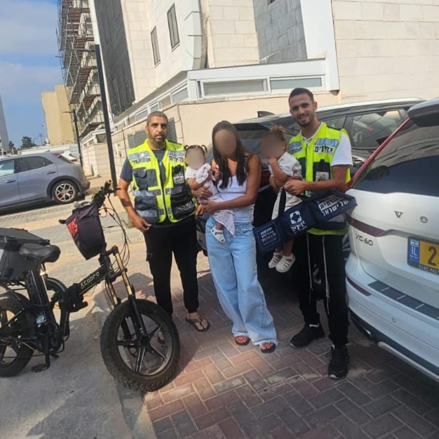  Two Young Siblings Rescued After Being Accidentally Locked in Car