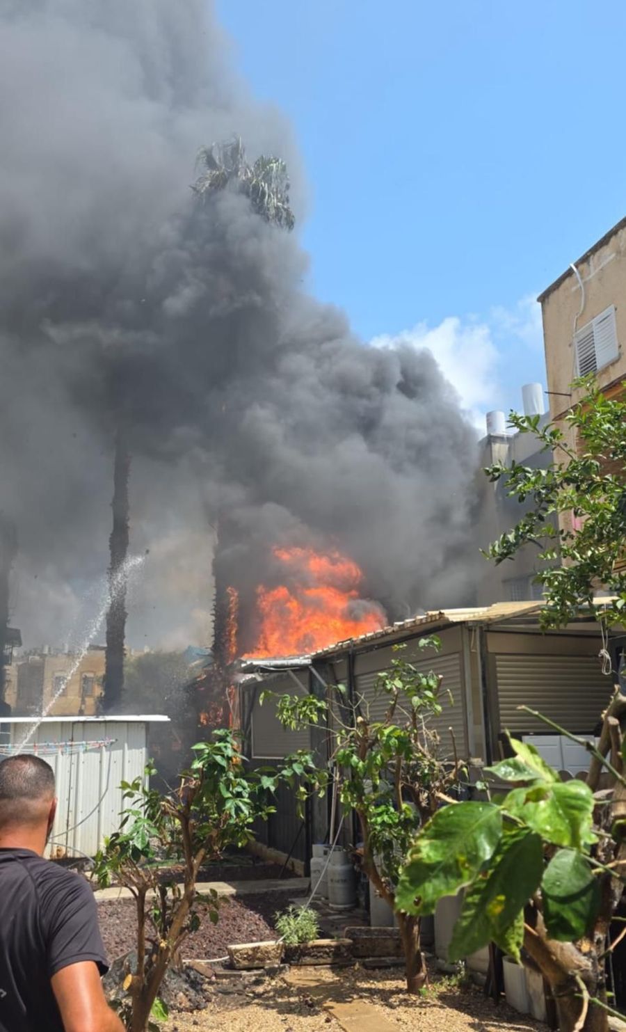 Four Rescued from Fire in Acre; Several Buildings Damaged
