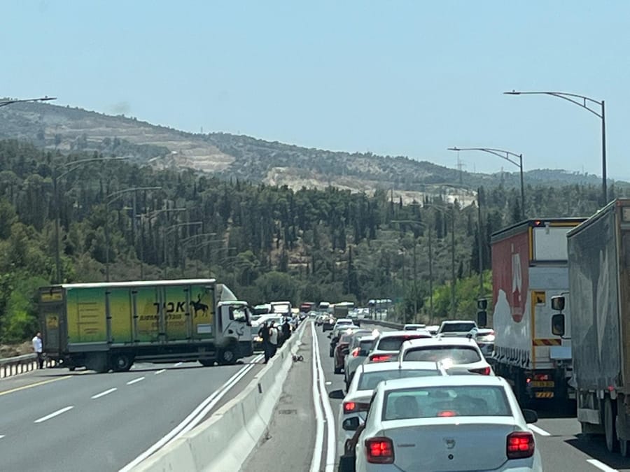 Truck Loses Control on Route 38 Near Mesilat Zion