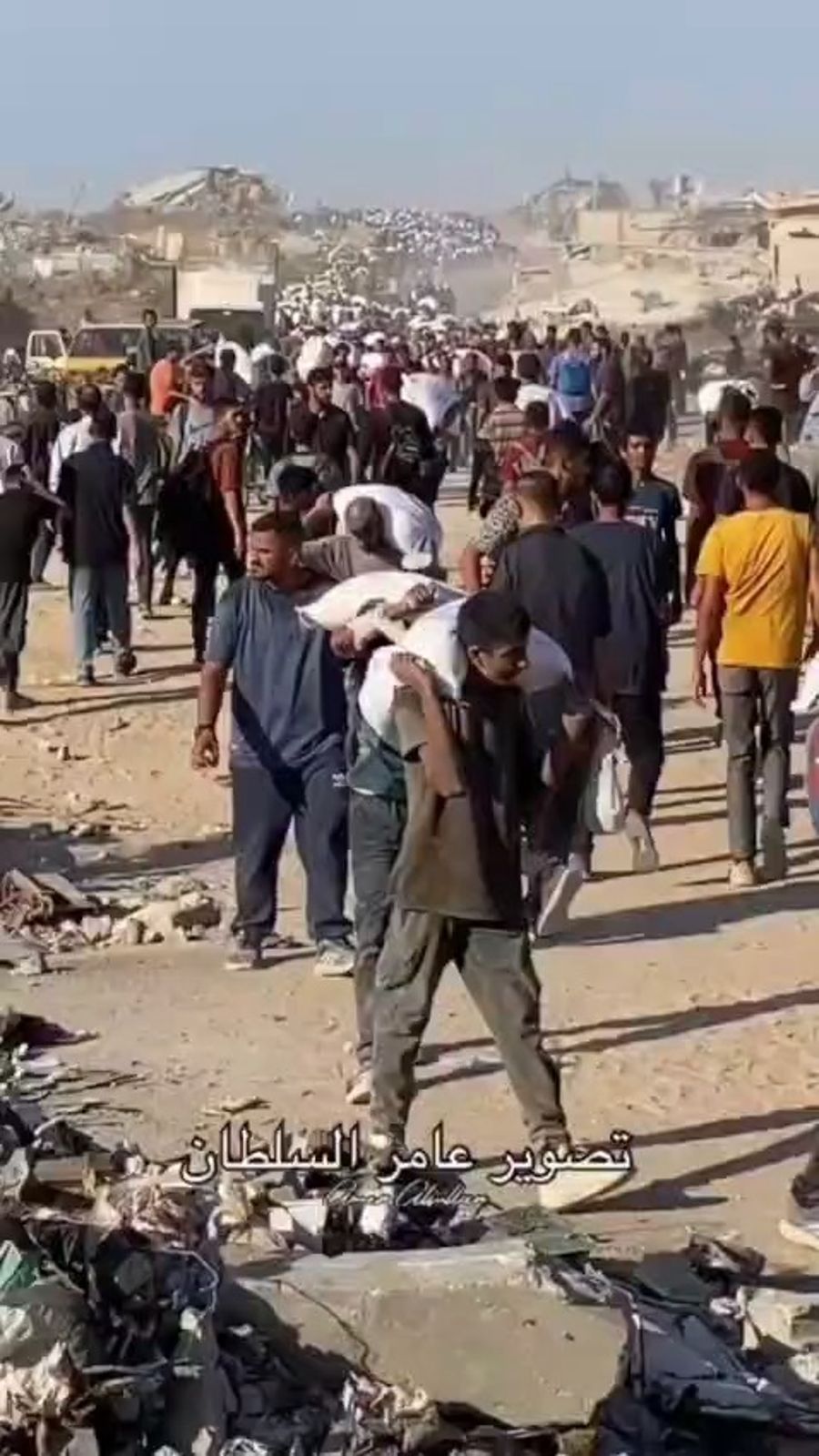 Palestinians bringing in aid.