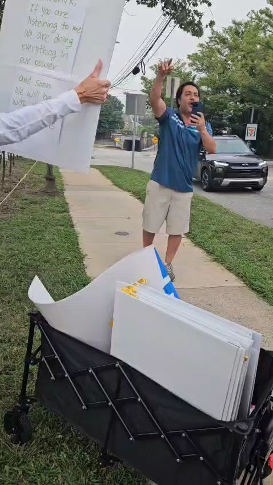 Thug attacking Jews at the hostage rally