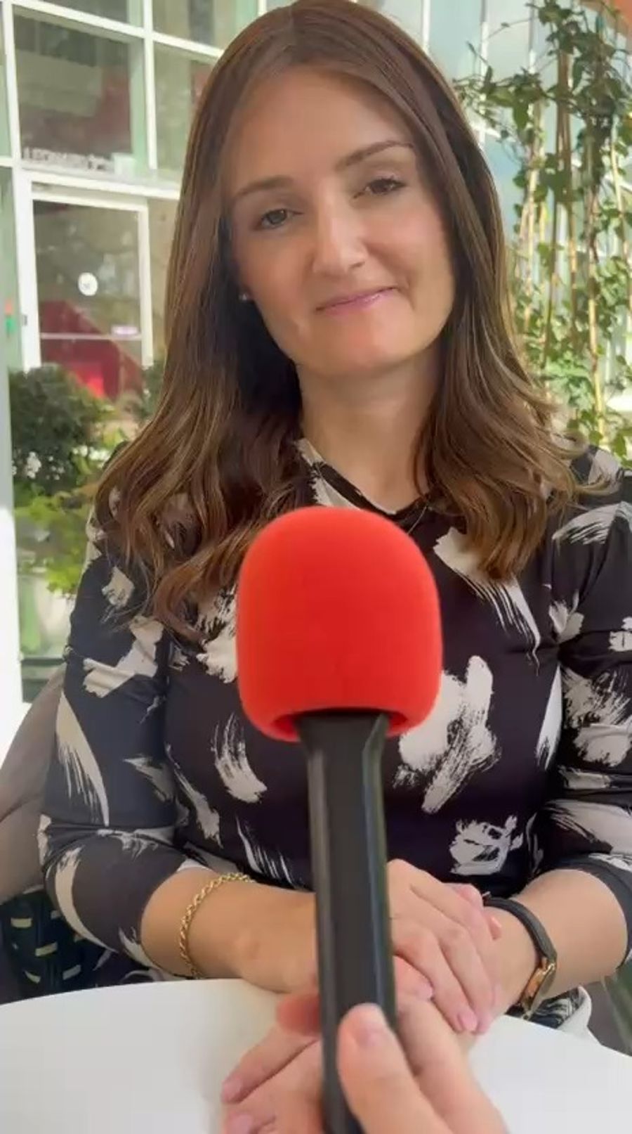 TRANSLATION: Many people ask me, Chaya, how can you be so calm if, truthfully, my life doesn't seem calm at all? I have young children, a daughter with a disability. I started my career from scratch, I am an immigrant, I live in Jerusalem, which is a city that moves super fast. And the truth is, do you want to know how I achieve it? It's a training system and it's achieved with determination when you understand that your obligations to God are not only about doing or not doing. You also have to train what you think and what you feel. When you manage to learn to feel and to think that all things have a purpose greater than yourself, when you manage to forget your own desires and your own needs and understand that everything has a good and superior purpose, at that moment sadness turns into joy, frustration turns into confidence and you know that by accepting the will of God you receive unlimited blessings. So that's how I achieve it: with work, with training, deciding every minute what I think and what I feel.