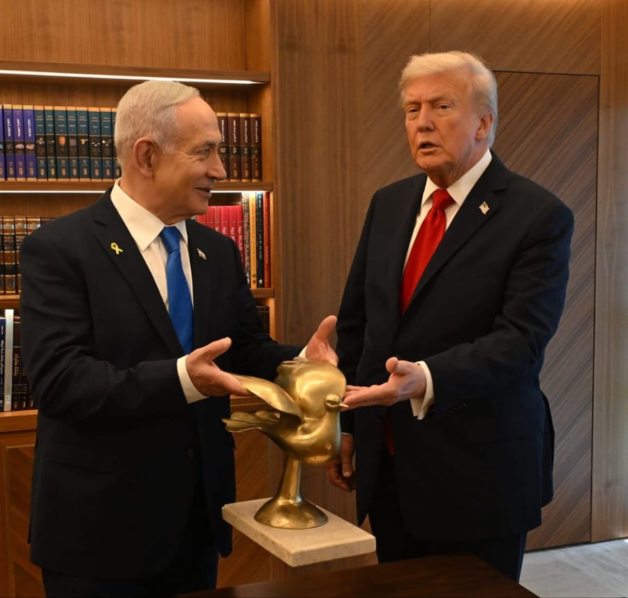 Netanyahu gifts Trump a golden dove