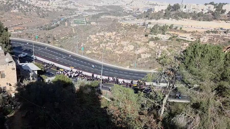 Omdos Hayu Ragleinu - walking to yerushalayim