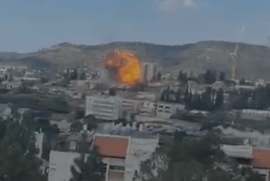People are trapped in a collapsed building in Beit Shemesh
