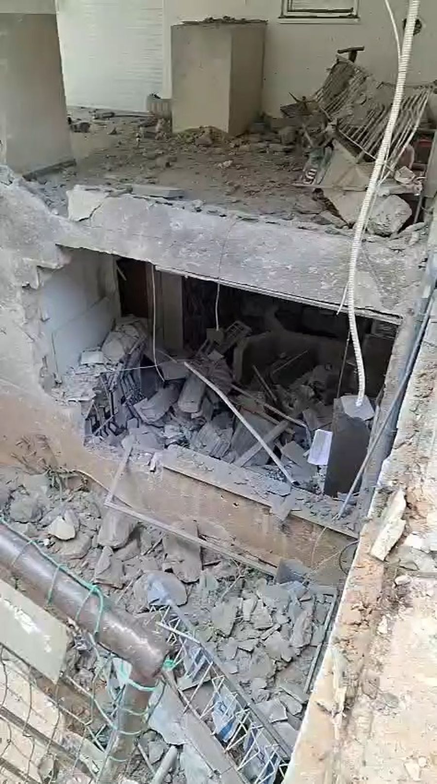 Ballistic missile hits Bnei Brak building, March 15, 2026
