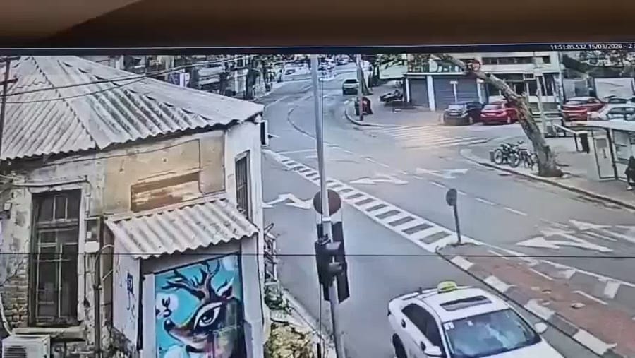 Missile hits Tel Aviv