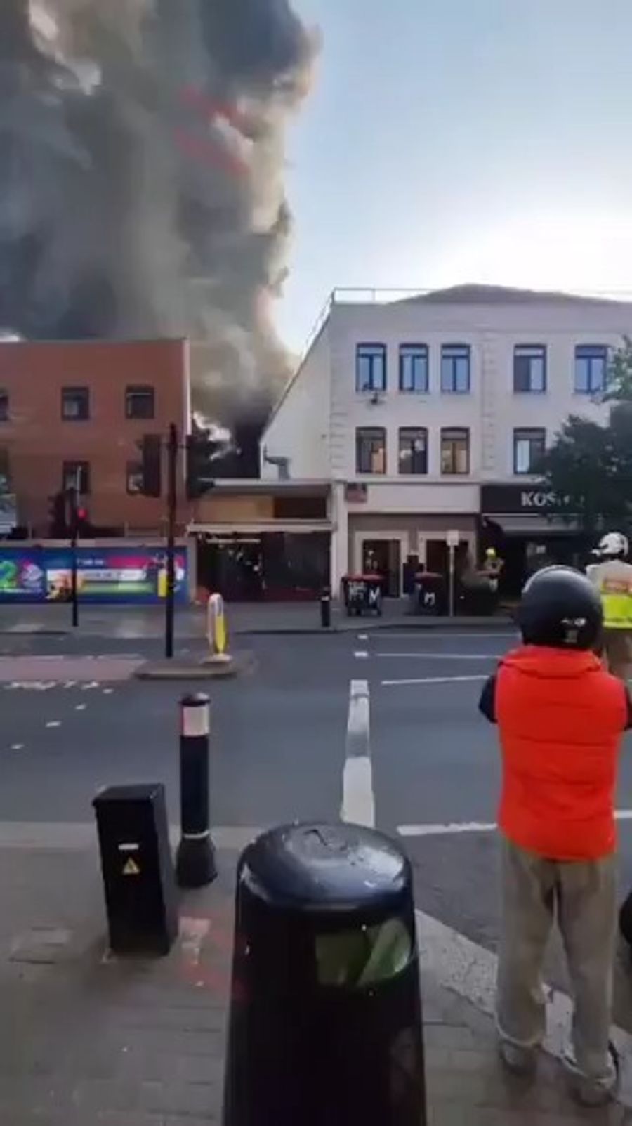 Massive Fire Engulfs Kosher Kingdom Warehouse in Golders Green