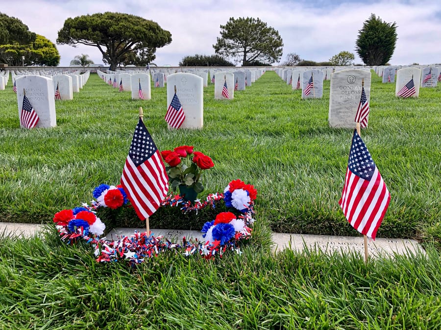 Rows of grave markers of fallen soldiers with US flags