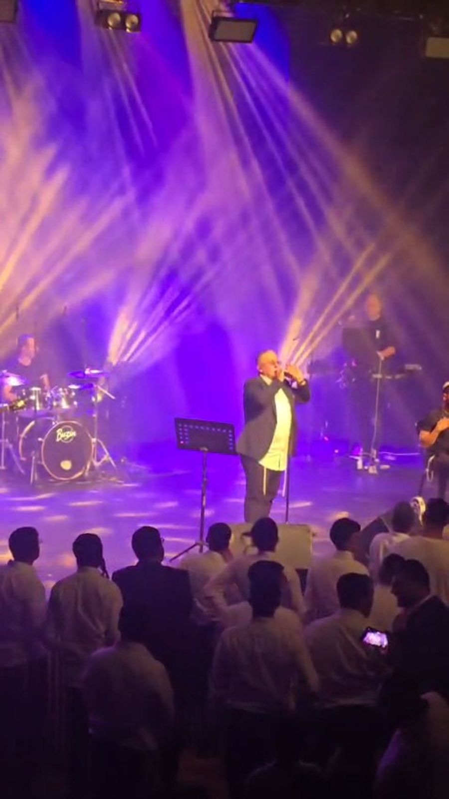 Yaniv stops the perfomance