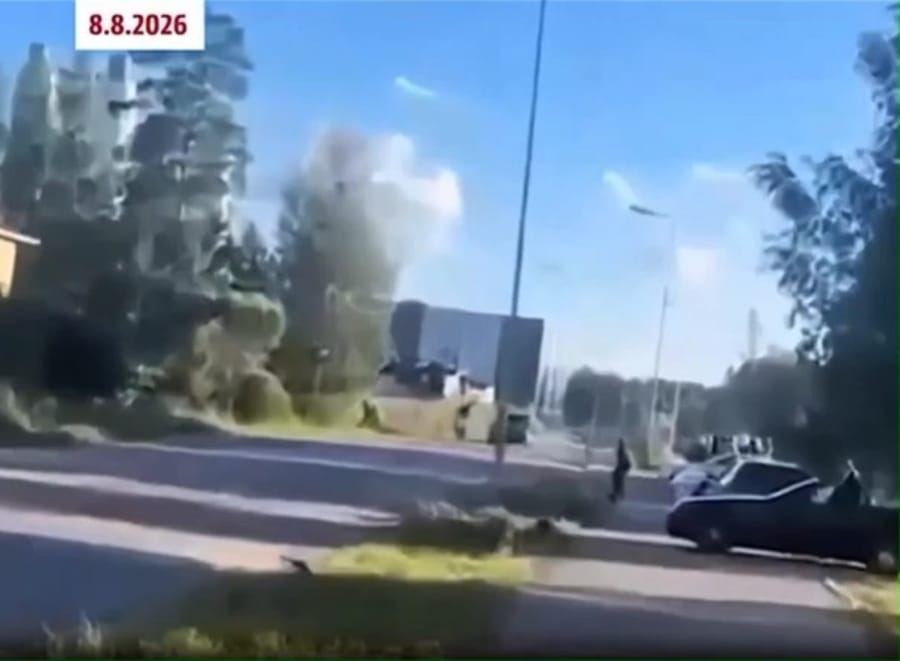 High-Speed Chase at 90 km/h: Police Car Pursues Scooter Rider Into Canal