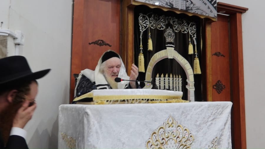 Rabbi Moshe Sternbuch Leads Emotional Selichot Service in Beit Shemesh