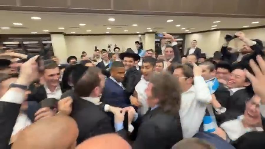 Yeshiva students welcome the president