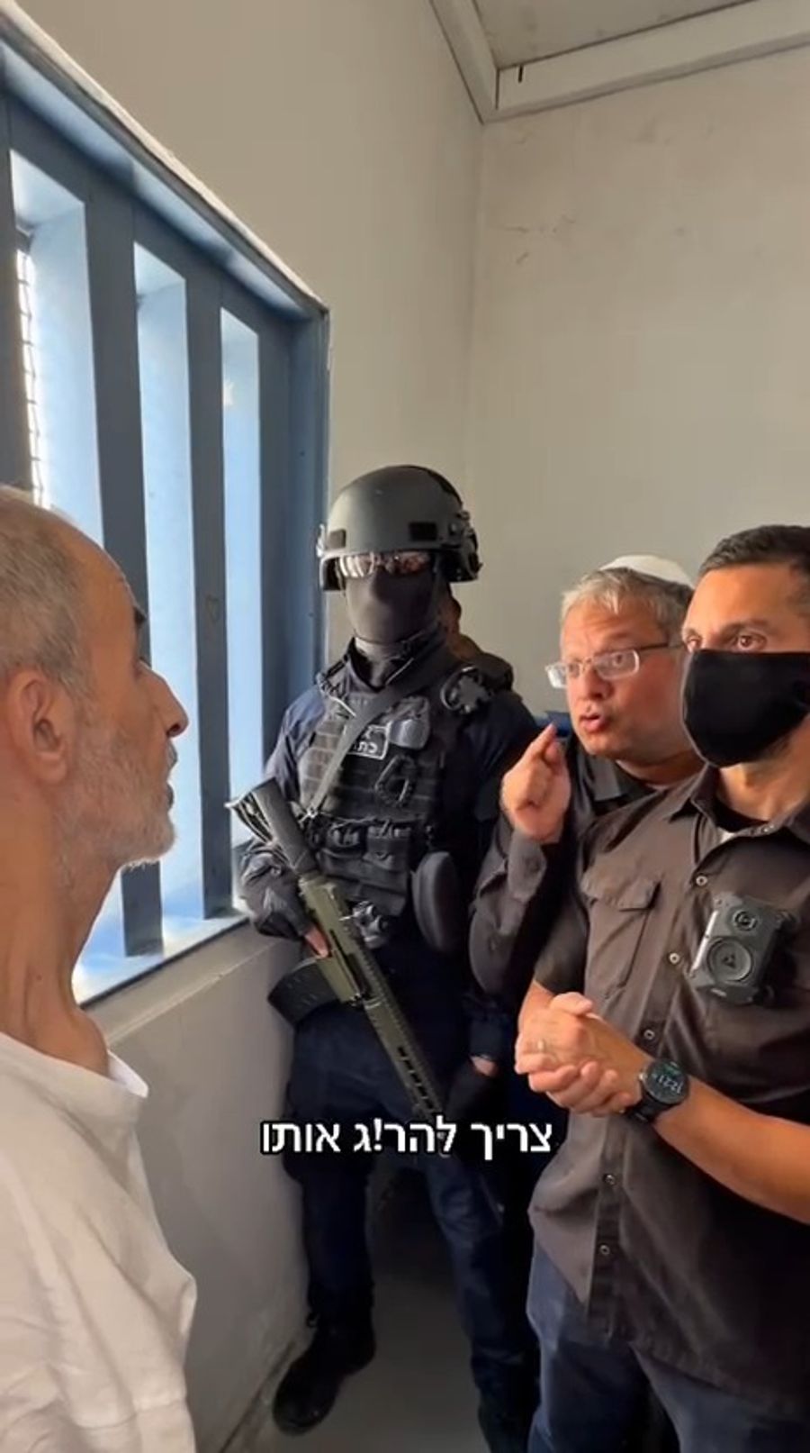 Ben Gvir during the encounter with the Bus 18 terrorist
