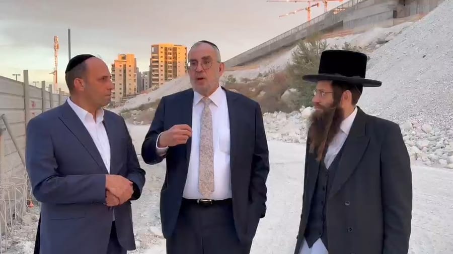 MK Yaakov Asher speaking during the Beit Shemesh tour