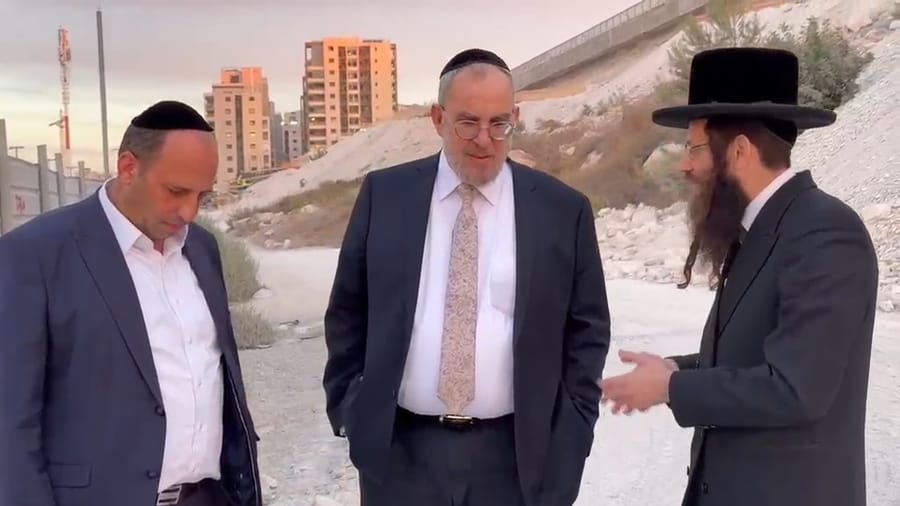 Shimon Goldberg speaking during the Beit Shemesh tour