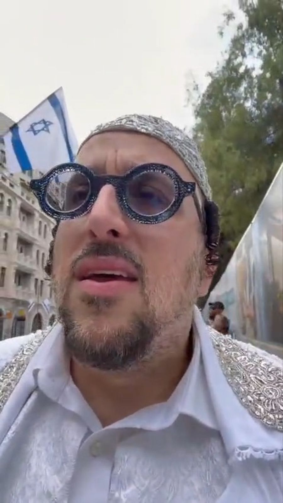 Watch Lipa Schmeltzer speak