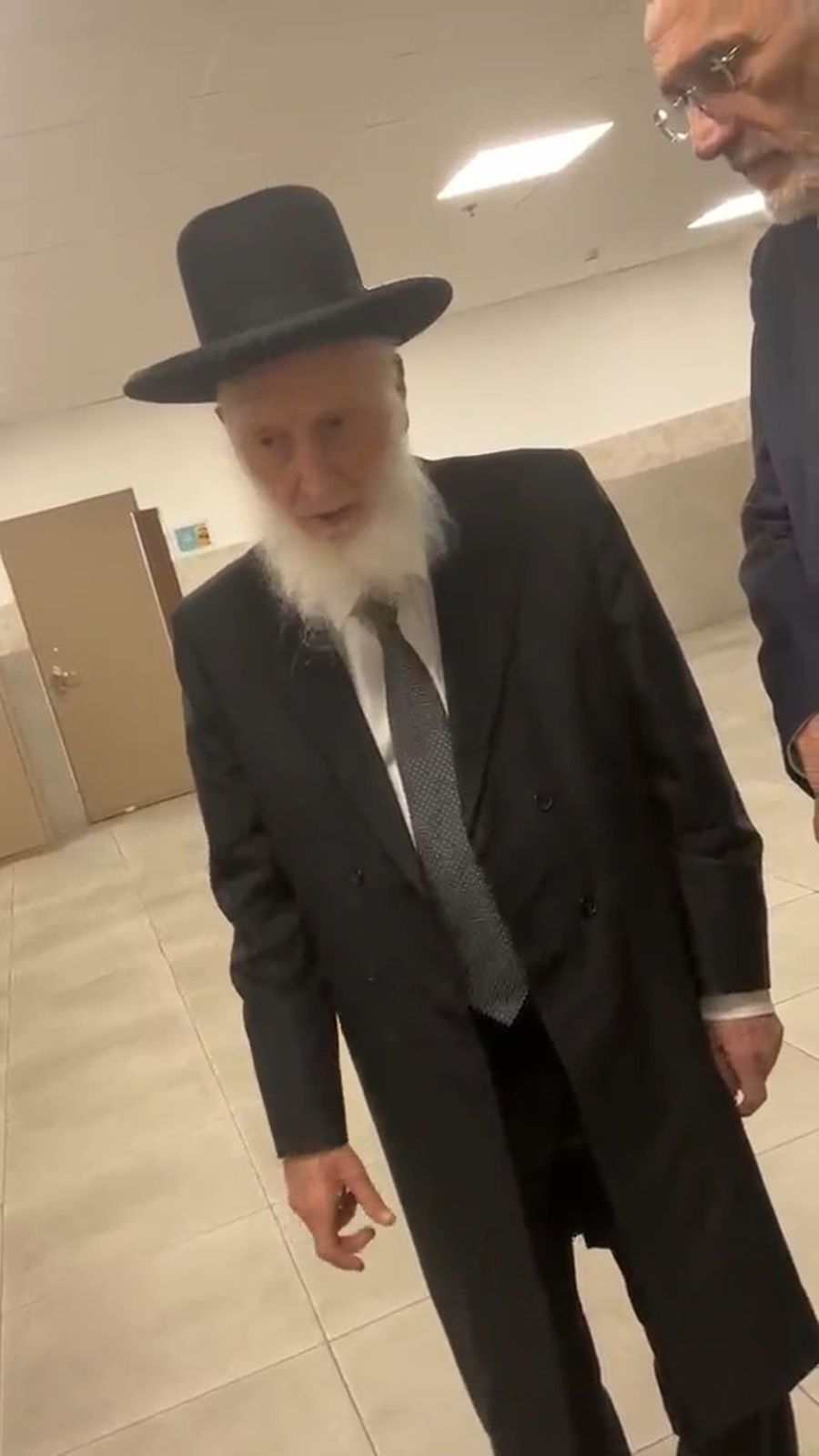 HaRav Shmuel Betzalel shlita at the polling station