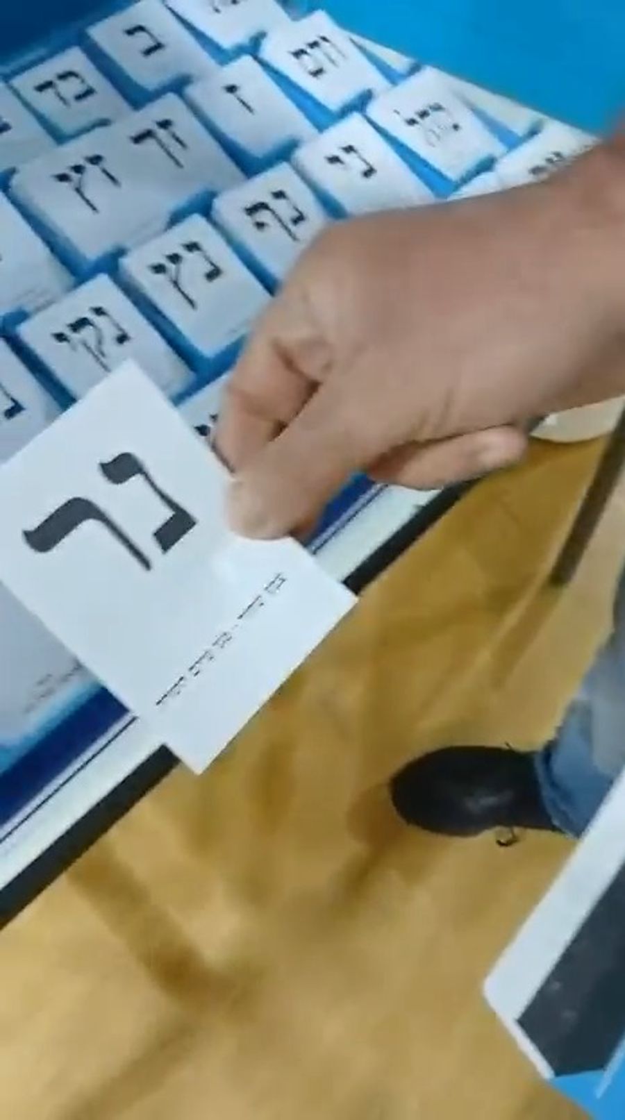 Voter casting ballot for Tzeva Shachor
