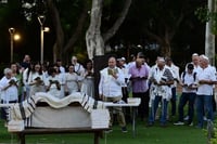 Jews praying in Gan Meir, Tel Aviv