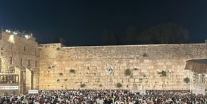 As every year: thousands pray during Slichot at the Western Wall