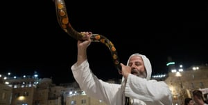 Just before the silence: the people of Israel preparing for Yom Kippur