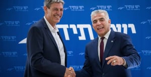 After announcing that he will run against him, Ben-Barak 'stings' Lapid